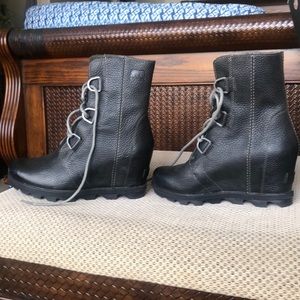 Joan of Arctic wedge II by Sorel